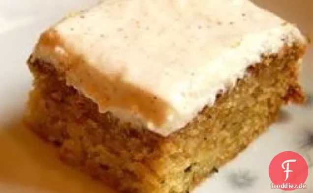 Zucchinikuchen mit Frischkäse-Apfelmus-Zuckerguss
