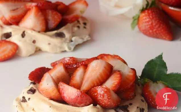 Chocolate Chip Meringues mit Erdbeeren