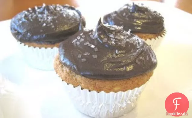 Bananen-Erdnussbutter-Cupcakes mit dunkler Schokoladenbuttercreme