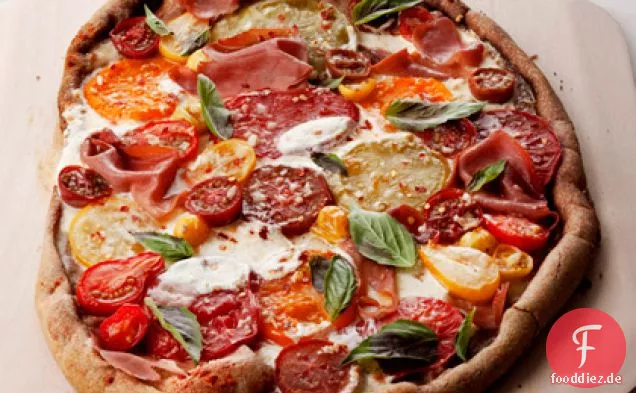 Pizza mit Basilikum und Tomaten