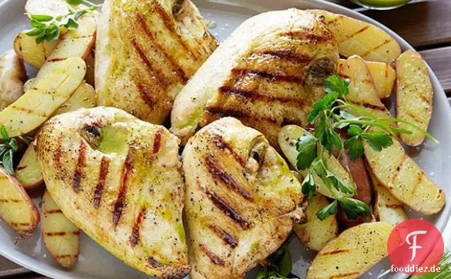 Gegrilltes Hähnchen mit gerösteter Knoblauch-Oregano-Vinaigrette und gegrillten Fingerlingkartoffeln