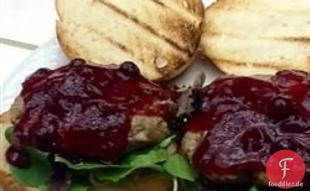 Gegrillte Putenburger mit Cranberry-Meerrettich-Dressing