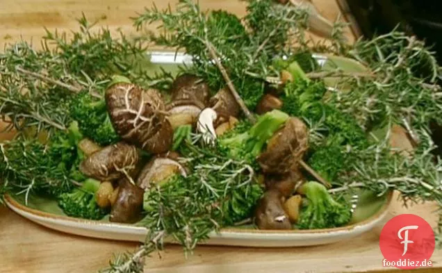 Rosmarinspieße mit Shiitake-Pilzen, Brokkoli und Knoblauchzehen