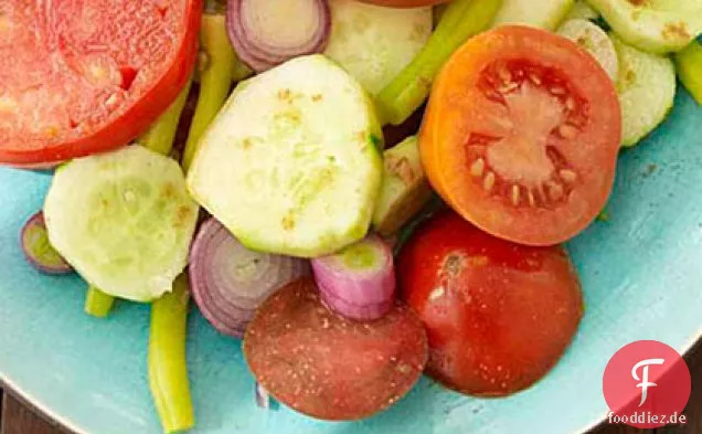 Tomaten, Gurken und süßer Zwiebelsalat mit Kreuzkümmelsalz