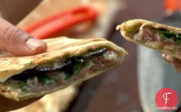 Gegrillte Auberginen-Panini mit Cambozola-Blauschimmelkäse, Prosciutto und Rucola