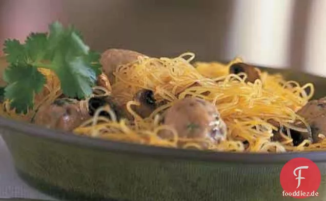 Asiatische Fleischbällchen mit Pilzen und Reisnudeln
