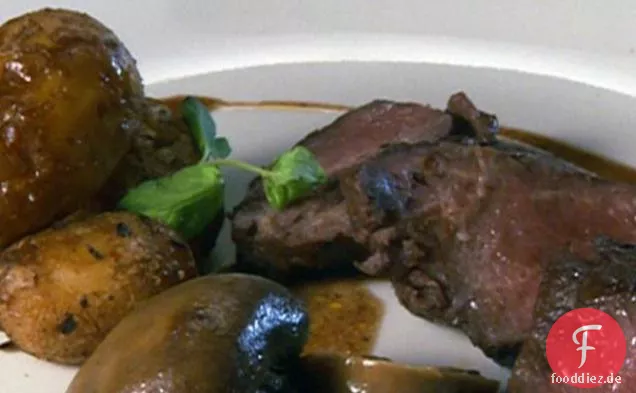 New York Strip Steak mit Sauce Robert über Babykartoffeln