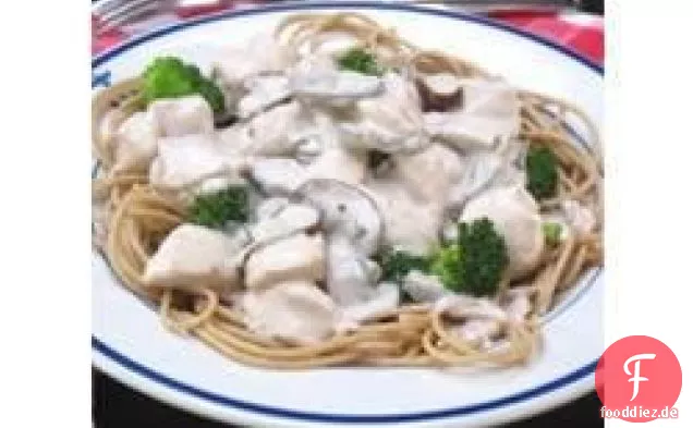 Stroganoff mit Hühnchen und Brokkoli über Vollkornnudeln