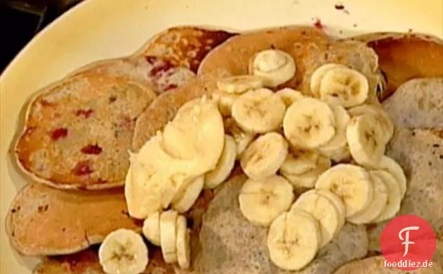 Blue Corn-Blueberry Pancakes mit Orangen-Honig-Butter und Zimt-Ahornsirup