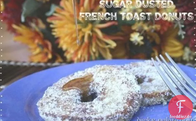 Zucker bestäubt Französisch Toast Donuts mit Erdnussbutter Ahornsirup