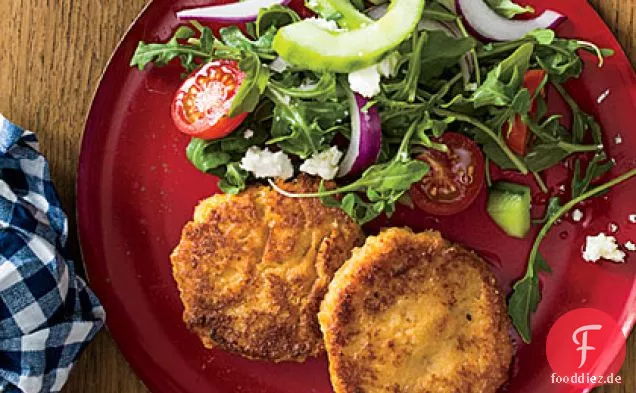 Hummus-Reis-Krapfen mit mediterranem Salat