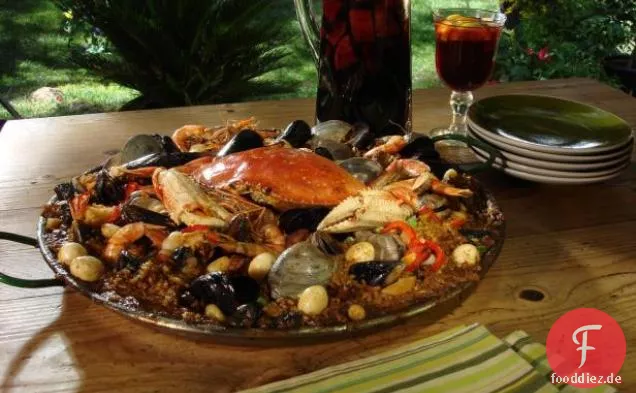 Feuerstelle Paella mit portugiesischer Wurst, Krabben und Schnecken
