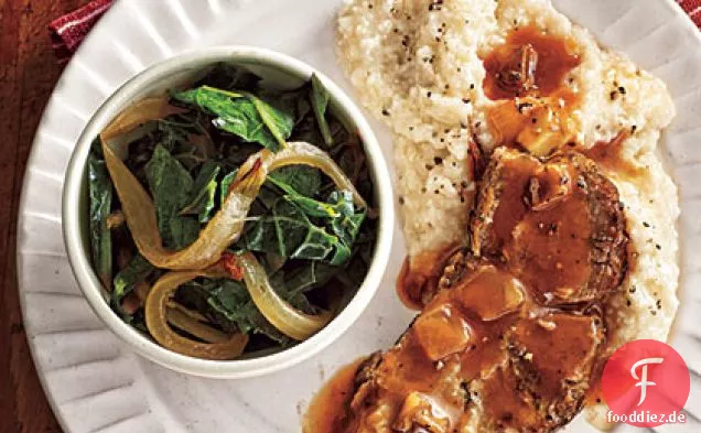 Geschmortes Schweinefleisch mit langsam gekochtem Kohl, Grütze und Tomatensoße