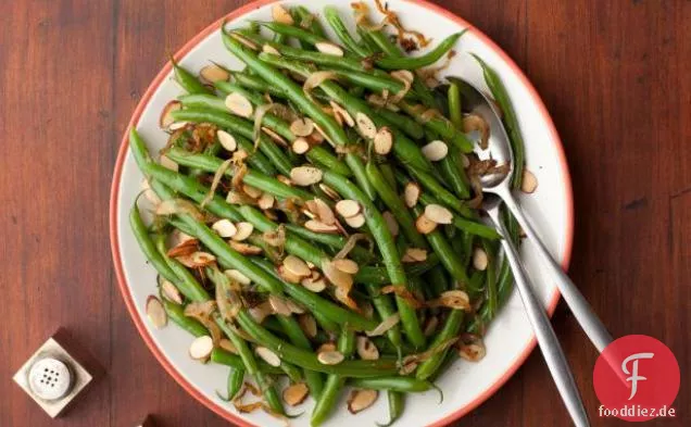 Grüne Bohnen mit karamellisierten Zwiebeln und Mandeln
