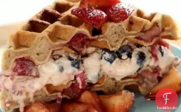 Erdbeerwaffelwich mit frischem Beereneis