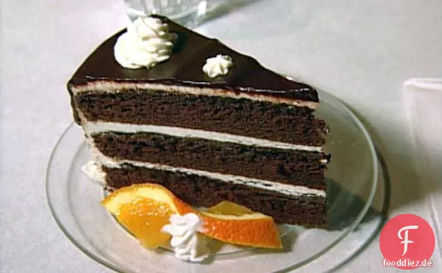 Schokoladen-Fudge-Kuchen mit Vanille-Buttercreme-Zuckerguss und Schokoladen-Ganache-Glasur