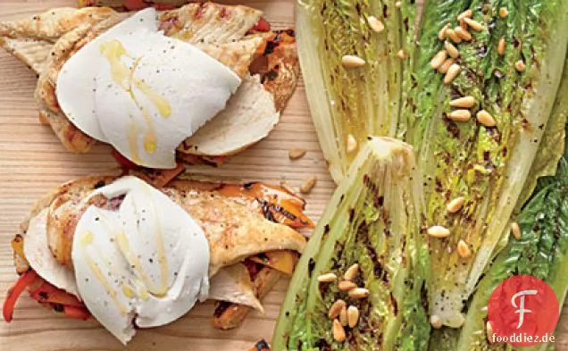 Offene gegrillte Hähnchen-Pfeffer-Sandwiches mit gegrillten Romaine Wedges