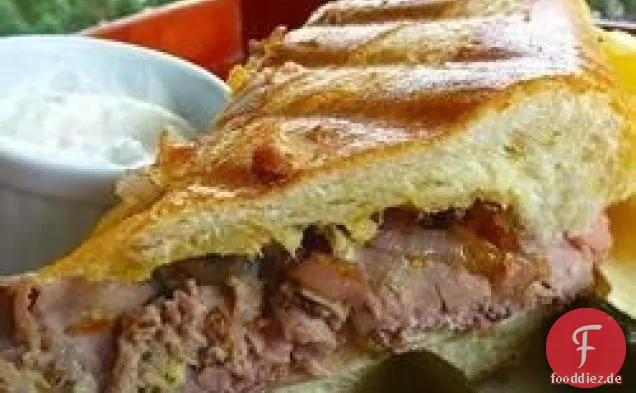 Roastbeef Panini mit karamellisierten Schalotten und Roquefort