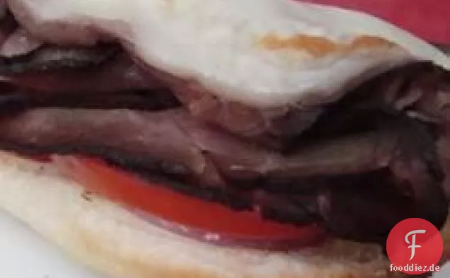 Gebratenes Roastbeef-Sandwich mit offenem Gesicht