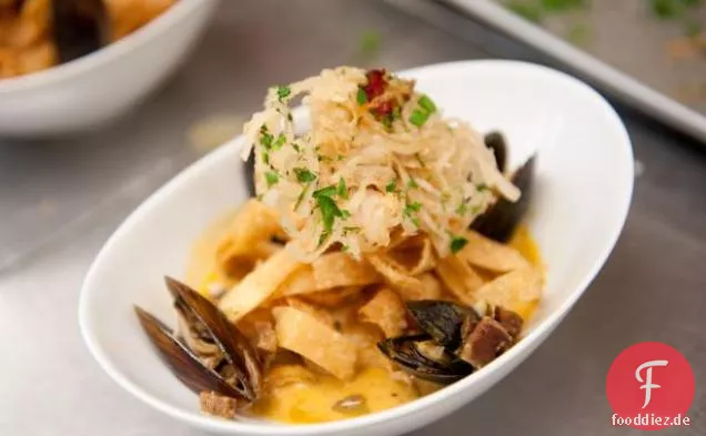Paella-inspirierte Meeresfrüchte-Pasta mit Cognac-Sahnesauce