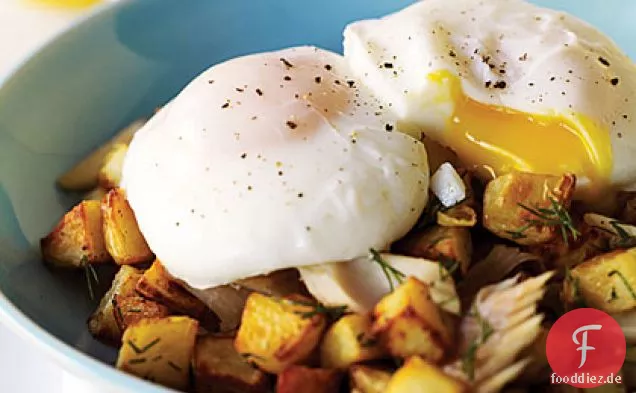 Pochierte Eier mit geräucherter Forelle und Kartoffel-Hash