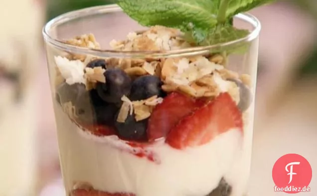 Beerenparfait mit Kokos-Granola