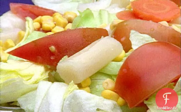 Salat mit weißem Spargel und Sherryessig und Olivenöl