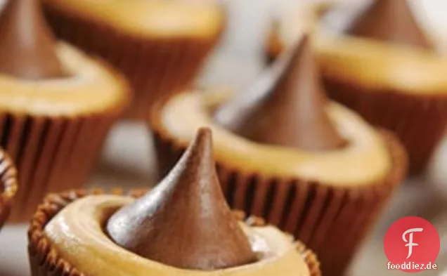 Küsse geriffelte Tassen mit Erdnussbutter Füllung