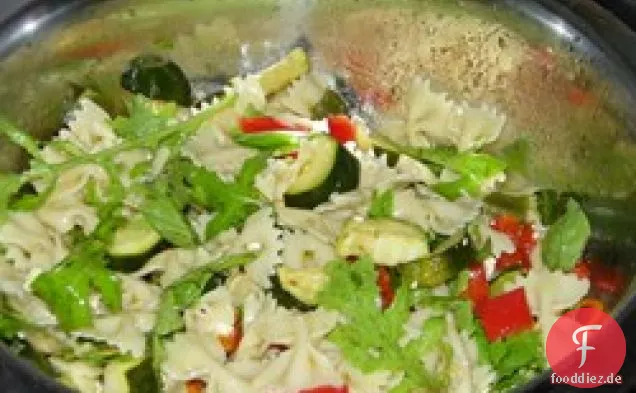 Griechischer Nudelsalat mit gebratenem Gemüse und Feta
