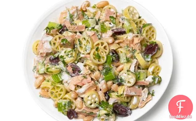 Nudelsalat mit Thunfisch, Sellerie, weißen Bohnen und Oliven