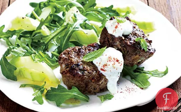 Mini-Fleischbrote nach griechischer Art mit Rucola-Salat