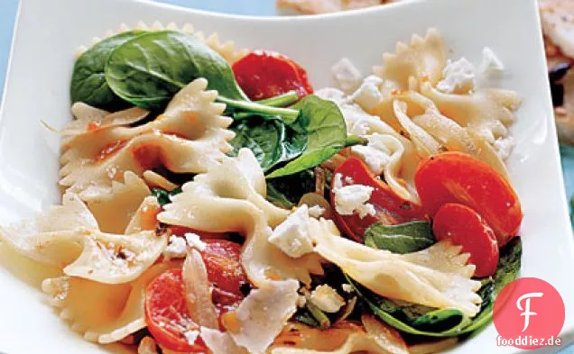 Farfalle mit Tomaten, Zwiebeln und Spinat