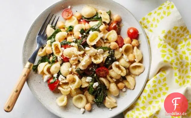 Orecchiette mit Gemüse, Kichererbsen und Ricotta Salata