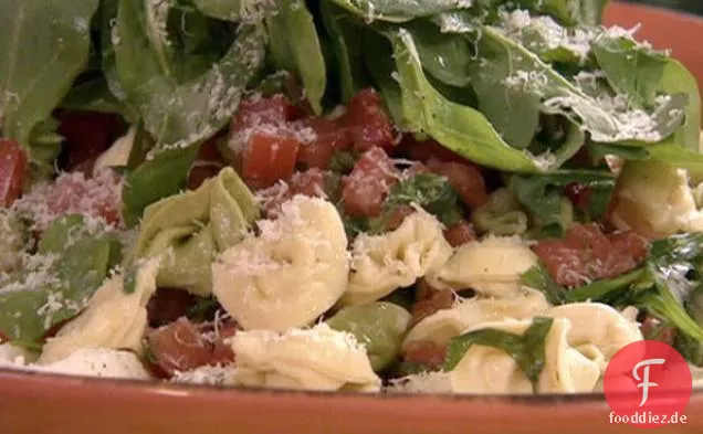 Tortellini-Salat mit frischen Kräutern und Tomatenvinaigrette