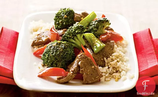 Gebratenes Rindfleisch mit Brokkoli und Paprika