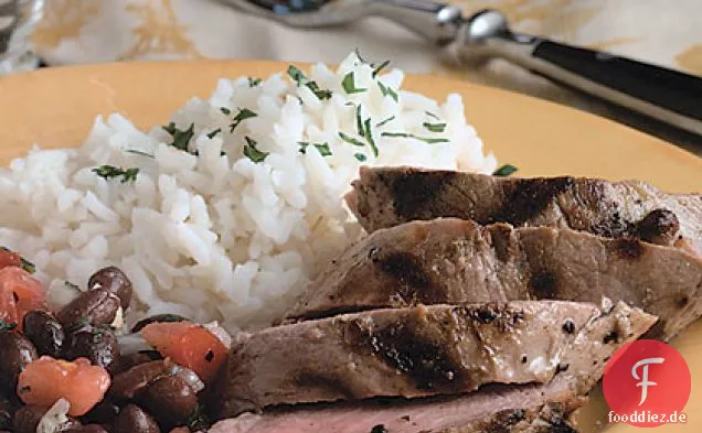 Gegrilltes Schweinefilet mit schwarzem Bohnensalat
