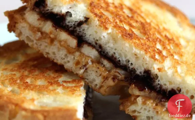 Gegrillte Erdnussbutter, Schokolade & Banane Sandwich