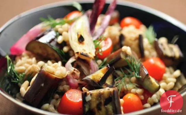 Farro Salat mit gegrillten Auberginen, Tomaten und Zwiebeln