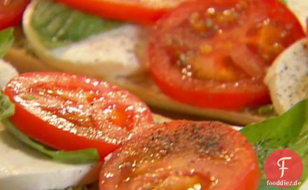 Sandwich mit Tomaten, Mozzarella und Basilikum