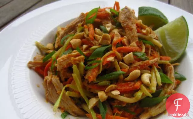 Thailändischer Hühnersalat mit Erdnussdressing