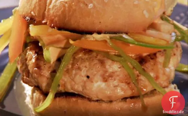 Chinesische Chicken Burger mit Regenbogen Sesam Krautsalat