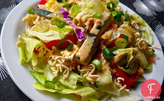 Asiatischer Salat mit Erdnussdressing