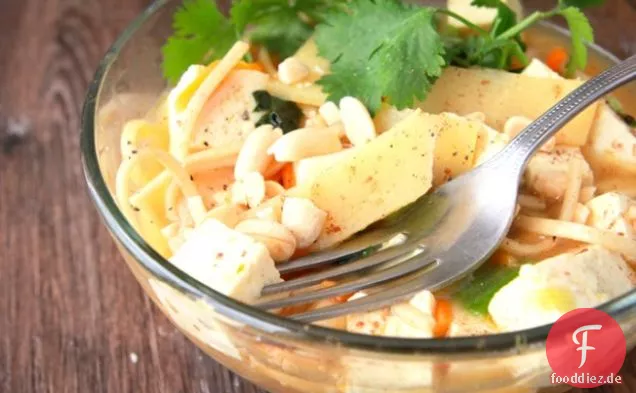 Vegane grüne Curry-Nudel-Schüssel