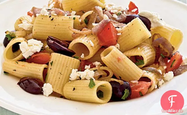 Pasta mit karamellisierten Zwiebeln, Tomaten, Petersilie und Oliven