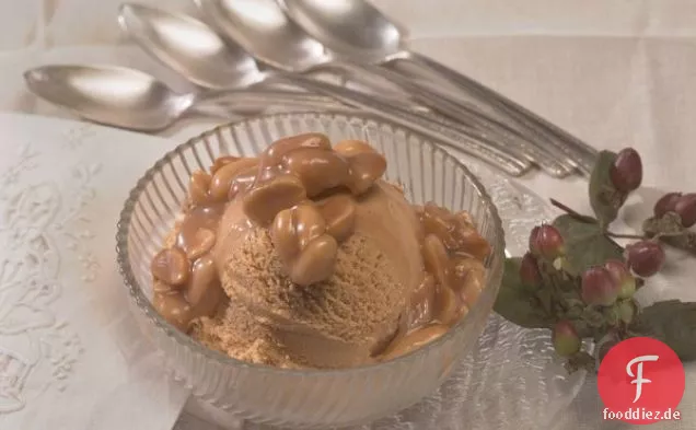 Karamell-Eisbecher mit salziger Erdnuss-Karamell-Sauce