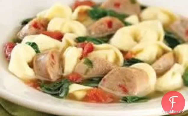 Süße italienische Hühnerwurst und Tortellini Suppe