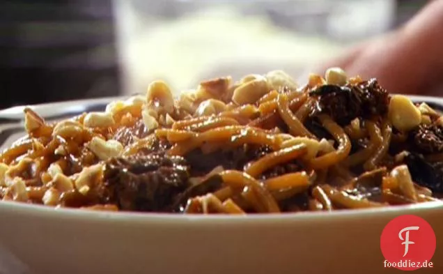 Wildpilz-Spaghetti-Risotto mit Rucola und Haselnüssen