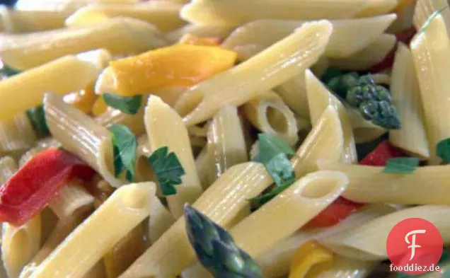 Penne mit Spargel und Paprika