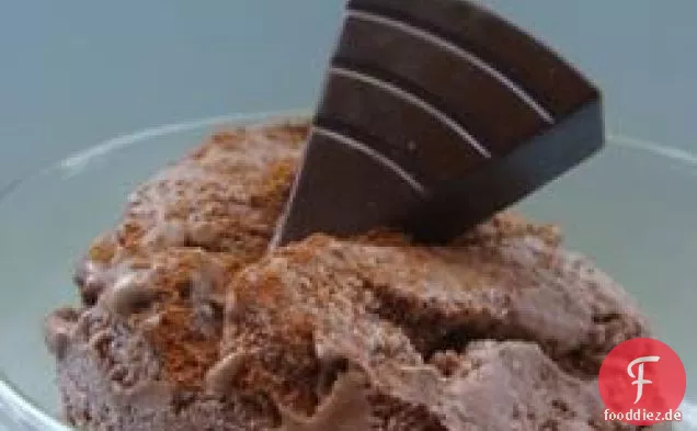Gefrorener Vanillepudding aus dunkler Schokolade und Zimt