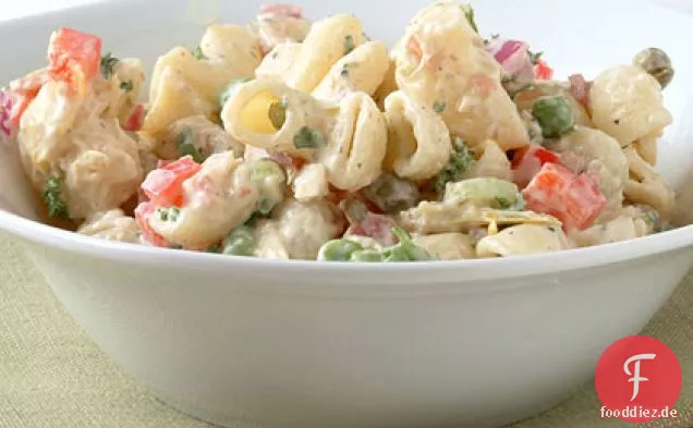 Makkaroni-Salat mit Speck, Erbsen und cremigem Dijon-Dressing